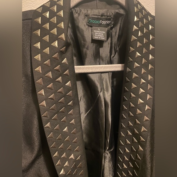 Fashionable black blazer w/ silver accents - Picture 2 of 4